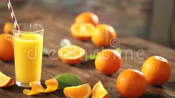 在木制背景下用玻璃切割橘子和果汁视频的预览图