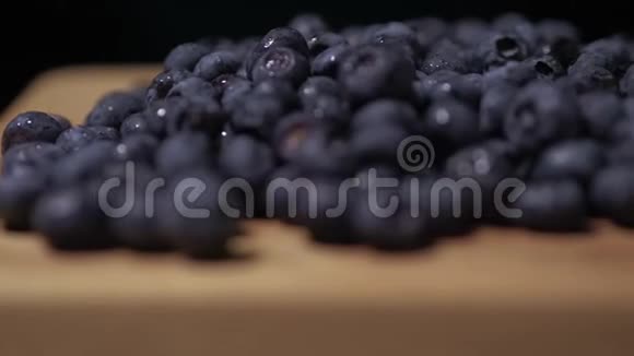 蓝莓躺在木桌上蓝莓特写相机旋转4K视频的预览图