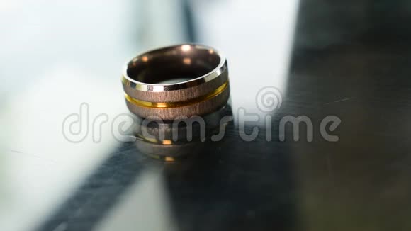 钻石戒指是一种豪华而昂贵的放在地上的结婚戒指视频的预览图