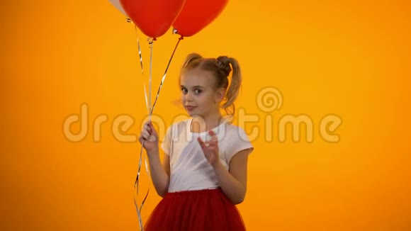 有趣的女学生拿着气球微笑着做空气亲吻初恋视频的预览图