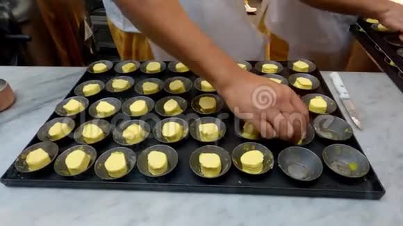 里斯本的面包店制作著名的奶油馅饼视频的预览图