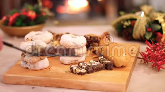 意大利圣诞巧克力糕点提供在明亮温暖的桌子K27SF视频的预览图