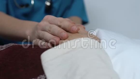 志愿者牵手患有癌症的女性支持化疗后视频的预览图