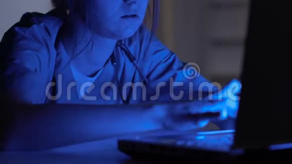 女性医务工作者夜间在笔记本电脑上打字临床研究科学视频的预览图