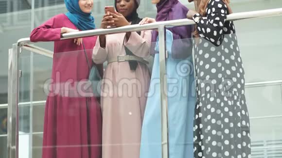 一群多民族商业穆斯林妇女她们穿着时尚的传统服装在午餐时间交谈视频的预览图