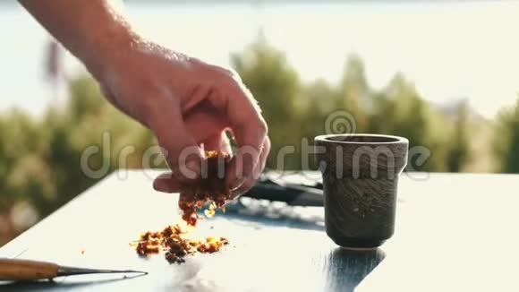 在外面的桌子上为西沙准备烟草的歪视图视频的预览图