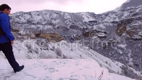 冬天在山里旅游在亚美尼亚旅行山村视频的预览图