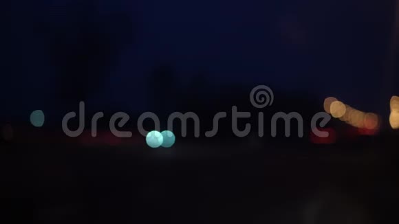 在黑暗的道路上行驶着模糊的车辆夜晚的灯光视频的预览图