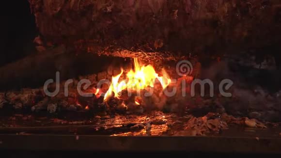木制火和肉以及漂亮的背景视频的预览图