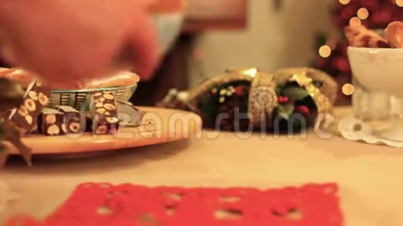 意大利圣诞蛋糕放在一张有烟囱背景的明亮温暖的桌子上K41SF视频的预览图