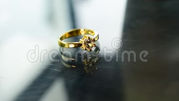 钻石戒指是一种豪华而昂贵的放在地上的结婚戒指视频的预览图