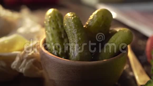 泡菜放在厨房桌上的木碗里放着夕阳的余晖罐装蔬菜食材视频的预览图