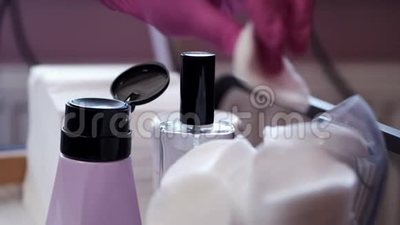 美容院面部清洁用化妆品的裁剪视图视频的预览图