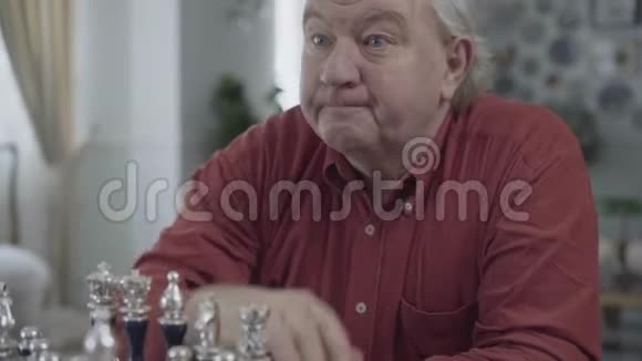 一个成年白发男子下棋的肖像视频的预览图