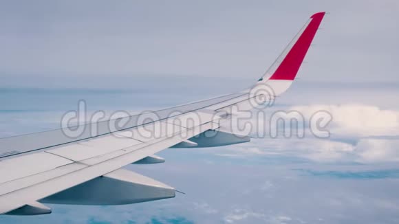 从飞机的窗户看到美丽的云和蓝天视频的预览图