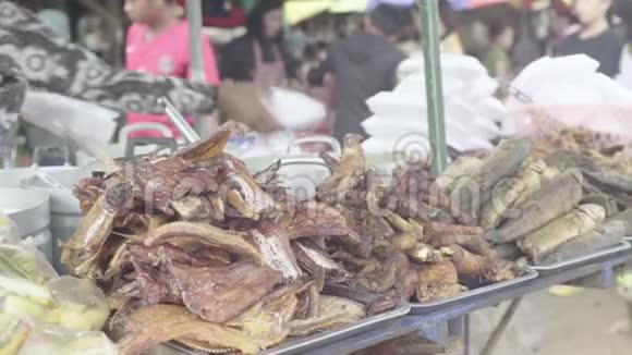 西哈努克城的市场柬埔寨亚洲柜台上炸肉和鱼视频的预览图