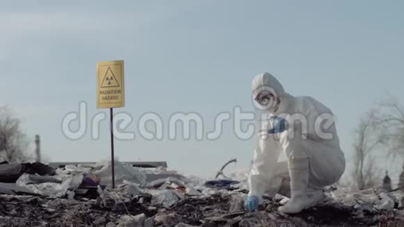 生物危害女科学家生态学家穿着制服戴着防护手套从大垃圾中取样视频的预览图
