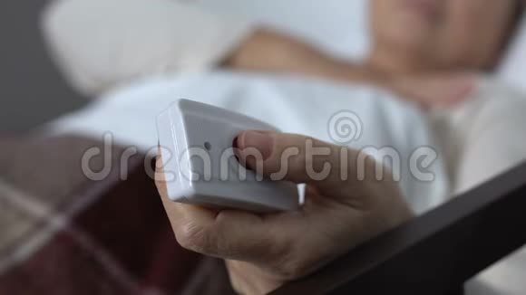 老年妇女在床上几乎呼吸困难按着呼叫按钮需要医疗帮助视频的预览图