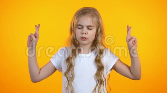 有趣的女学生交叉手指祈祷要求梦想的生日礼物视频的预览图