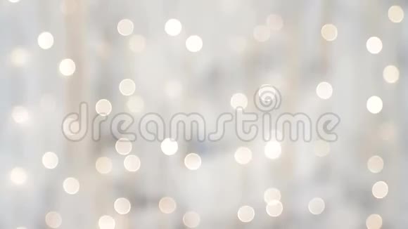 模糊背景的黄色和白色明亮的圆圈闪烁新年圣诞节背景视频的预览图
