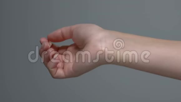 女性按摩疼痛的肘部患有关节炎问题保健视频的预览图