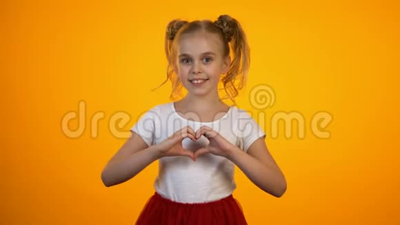 可爱的少女用手做心脏爱和护理心脏病和健康视频的预览图
