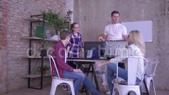 现代商业办公室年轻的创意工作者欢迎新员工互相给予高五视频的预览图