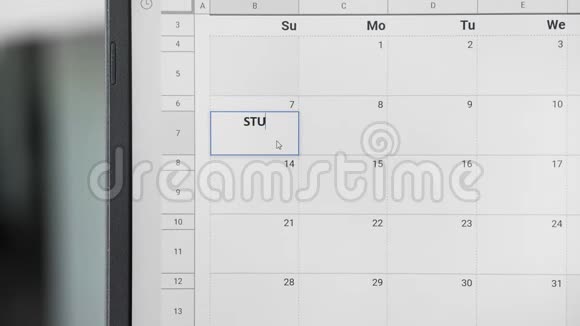 在日历上写第七次学习时间以记住这个日期视频的预览图