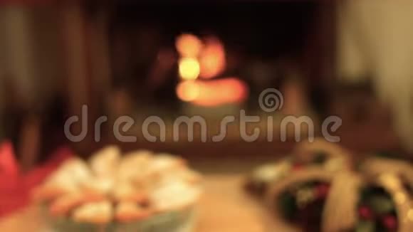 在明亮温暖的温暖的桌子上供应意大利式圣诞蛋糕和糕点K48SF视频的预览图