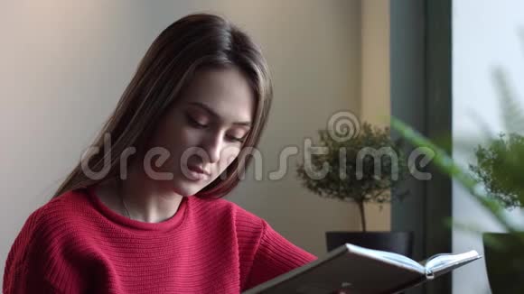 小女孩读一本书视频的预览图