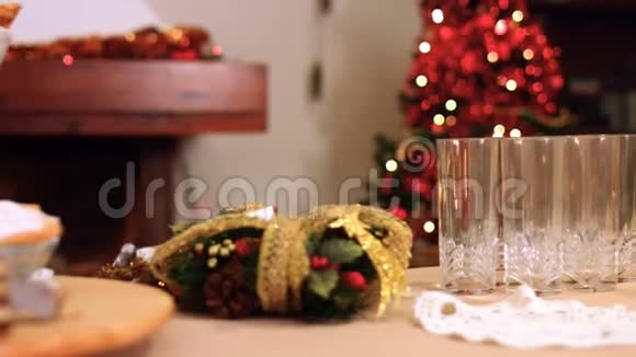 意大利圣诞温暖桌提供带烟囱和蜡烛的蛋糕视频的预览图