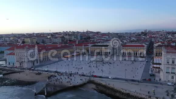 里斯本商业广场名为PracadoComercio傍晚中央市场广场鸟瞰图视频的预览图
