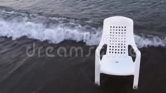 大海里的空椅子视频的预览图