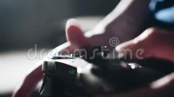 男孩按下控制器上的按钮幼儿玩电子游戏视频的预览图