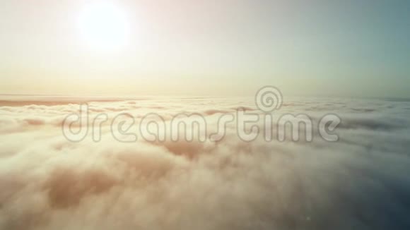 在蓬松的金色云层上看到巨大的闪亮太阳的高鸟瞰4K视频的预览图
