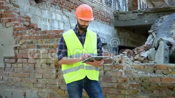 一个戴着头盔的工程师正在计算建筑拆除计划并在一个视频的预览图