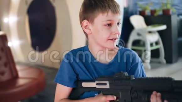 这个男孩在游戏室玩电子游戏他的脸被闪光照亮视频的预览图