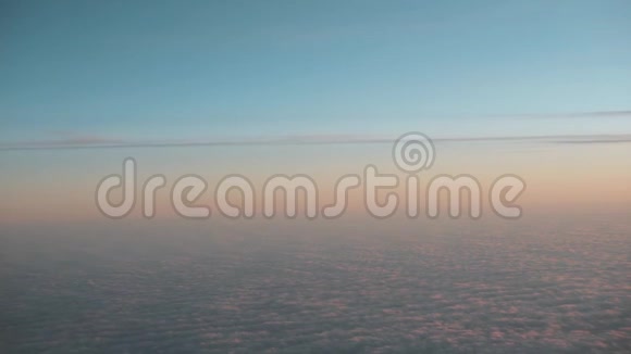 日落日出时的飞机窗口视图视频的预览图