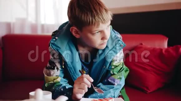 这个男孩坐在咖啡馆里吃蛋糕和他父亲说话看看那个男孩快关门视频的预览图