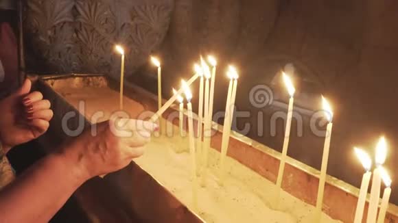 圣墓教堂里点燃的蜡烛视频的预览图