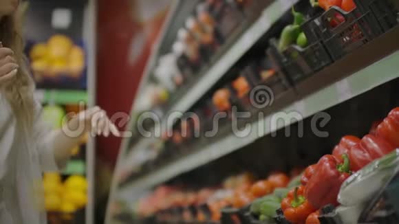 在超市买红辣椒的女人女性在杂货店选择有机蔬菜零废物购物视频的预览图