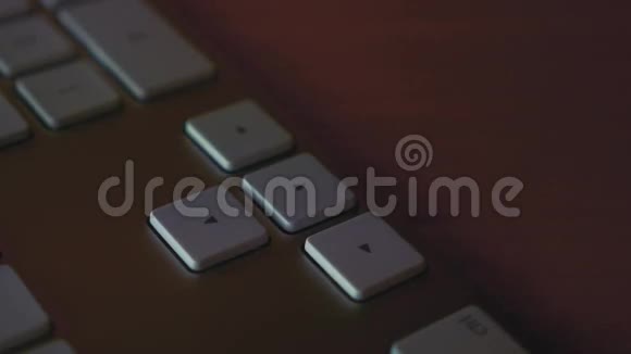 男人在键盘上按箭头键视频的预览图