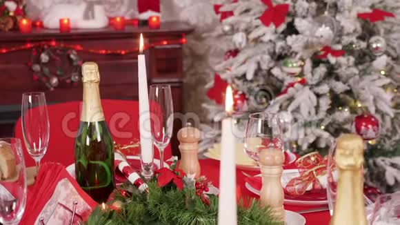 餐桌上烧着的蜡烛和圣诞节庆祝的美味食物视频的预览图