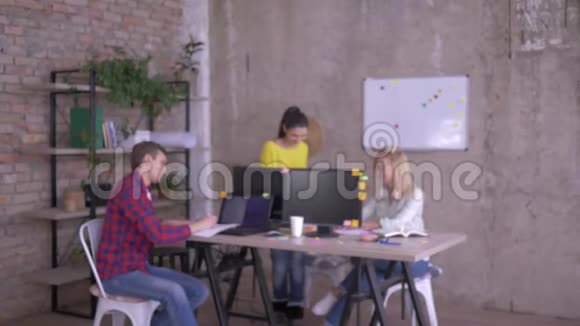 主管和新员工的画像用电脑与同事握手视频的预览图