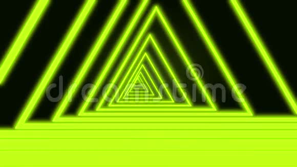 黑色背景下亮绿色霓虹灯三角隧道的运动3D渲染4K视频视频的预览图