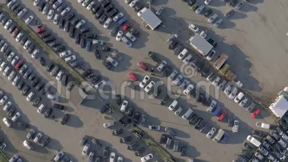4K无人驾驶飞机在汽车市场停车视频的预览图