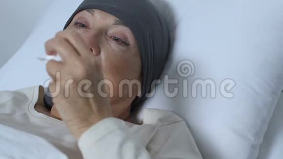 支持哭泣的老太太躺在床上患癌症没有希望得到缓解视频的预览图