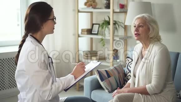 一位老年妇女在家中与医生交谈视频的预览图