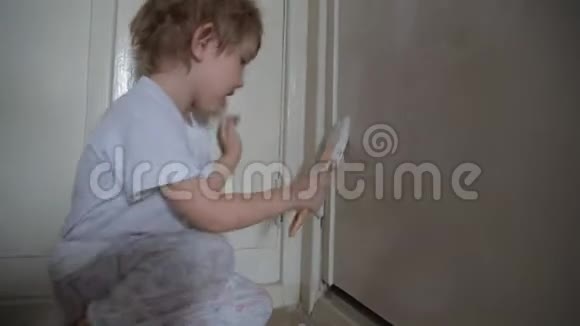 小可爱开朗的女孩用刷子和油漆粉刷门露出舌头视频的预览图