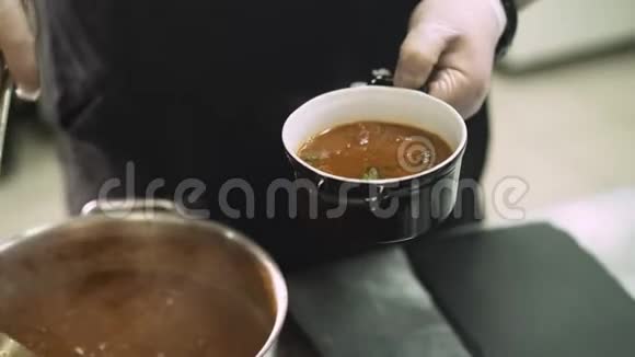 在餐厅的厨房炉子上加一个汤视频的预览图